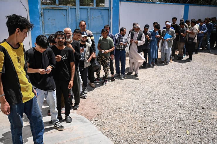 אפגנים שגורשו מ איראן ל אפגניסטן נרשמים במרכז סיוע של האו"ם בעיר הראת 28 ביוני