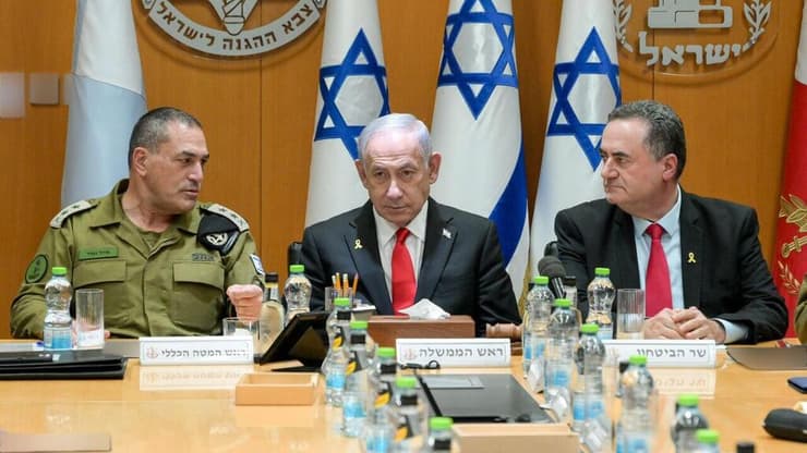 אזהרה אישית. זמיר עם נתניהו וכ"ץ (צילום: מעיין טואף/ לע״מ) ראש הממשלה בנימין נתניהו ושר הביטחון ישראל כ"ץ נפגשו היום (שני) עם הרמטכ"ל, רב-אלוף אייל זמיר וחברי פורום המטה הכללי של צה"ל לסיכום מבצע "עם כלביא" נגד איראן