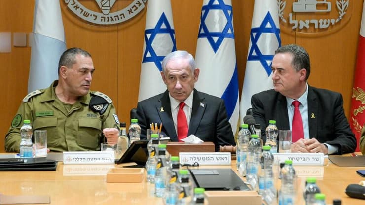 ראש הממשלה בנימין נתניהו ושר הביטחון ישראל כ"ץ נפגשו היום (שני) עם הרמטכ"ל, רב-אלוף אייל זמיר וחברי פורום המטה הכללי של צה"ל לסיכום מבצע "עם כלביא" נגד איראן