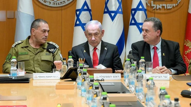 ראש הממשלה בנימין נתניהו ושר הביטחון ישראל כ"ץ נפגשו היום (שני) עם הרמטכ"ל, רב-אלוף אייל זמיר וחברי פורום המטה הכללי של צה"ל לסיכום מבצע "עם כלביא" נגד איראן