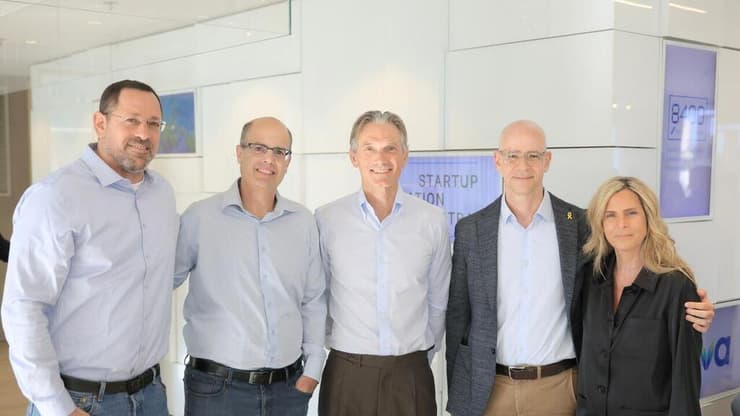 מימין לשמאל: עדי סופר תאני, יו"ר פורום ה-MNSc ב-IATI, דרור בין, מנכ״ל רשות החדשות, ריצ׳רד פרנסיס, נשיא ומנכ"ל טבע, אבי חסון, מנכ"ל Startup Nation Central, יאיר שינדל, יו״ר 8400 (צילום: עוז שכטר) מימין לשמאל: עדי סופר תאני, יו"ר פורום ה-MNSc ב-IAT, דרור בין, מנכ״ל רשות החדשות, ריצ׳רד פרנסיס, נשיא ומנכ״ל טבע, אבי חסון, מנכ״ל Startup Nation Central, יאיר שינדל, יו״ר 8400