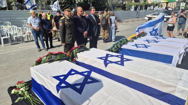 ארונות בני המשפחה בבת ים (צילום: יריב כץ) טקס אשכבה למשפחה האוקראינית שנרצחה מפגיעת טיל בבת ים