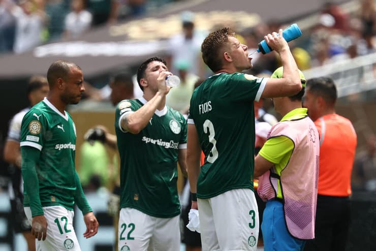 שחקני פלמייראס בהפסקת השתייה