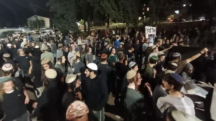 פעילי ימין מול בסיס חטמ"ר בנימין עם שלט "המג"ד בוגד"