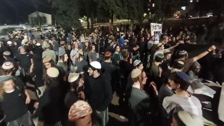 פעילי ימין מול בסיס חטמ"ר בנימין עם שלט "המג"ד בוגד"