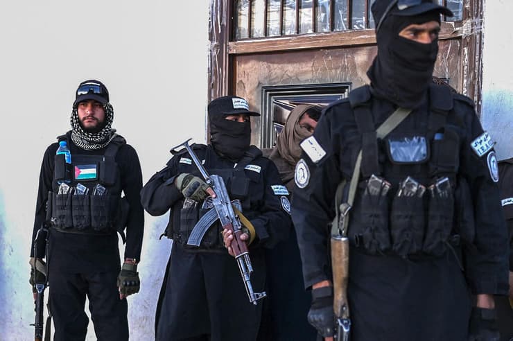 כוחות ביטחון של הטליבאן טליבאן אפגניסטן במעבר גבול איסלאם קאלא לשם גורשו פליטים ומהגרים אפגנים מ איראן 28 ביוני