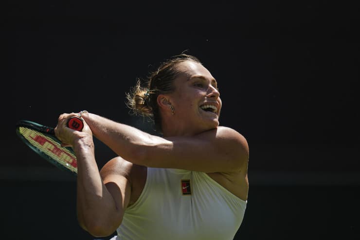 פתחה ברגל ימין. סבאלנקה (צילום: AP Photo/Kin Cheung) ארינה סבאלנקה