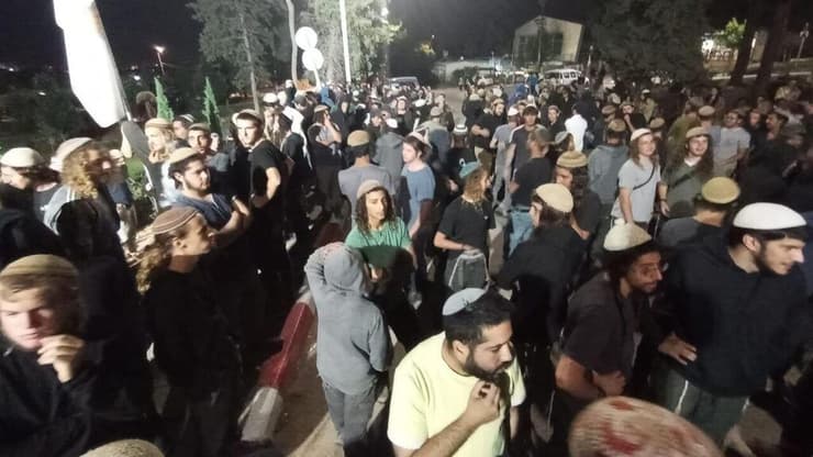 פעילי ימין מול בסיס חטמ"ר בנימין עם שלט "המג"ד בוגד"