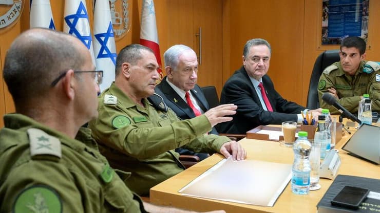 ראש הממשלה בנימין נתניהו ושר הביטחון ישראל כ"ץ נפגשו היום (שני) עם הרמטכ"ל, רב-אלוף אייל זמיר וחברי פורום המטה הכללי של צה"ל לסיכום מבצע "עם כלביא" נגד איראן