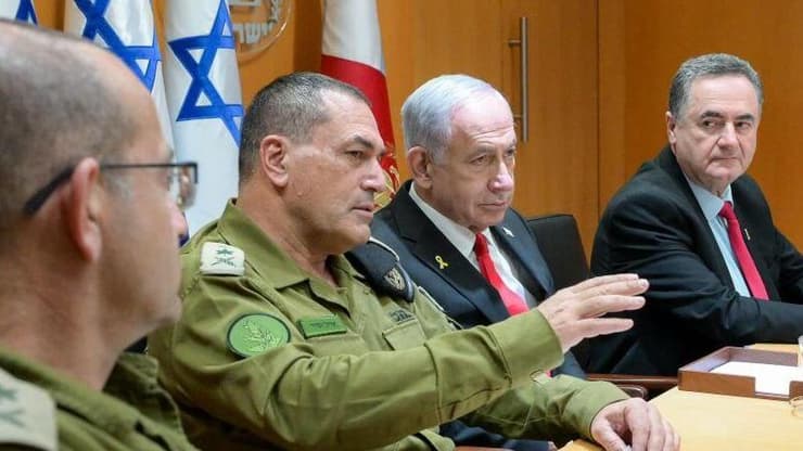 ראש הממשלה בנימין נתניהו ושר הביטחון ישראל כ"ץ נפגשו היום (שני) עם הרמטכ"ל, רב-אלוף אייל זמיר וחברי פורום המטה הכללי של צה"ל לסיכום מבצע "עם כלביא" נגד איראן