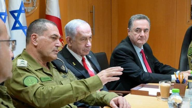 "כוחותינו פועלים בעל הזירות". כ"ץ, נתניהו והרמטכ"ל זמיר (צילום: מעיין טואף/ לע״מ) ראש הממשלה בנימין נתניהו ושר הביטחון ישראל כ"ץ נפגשו היום (שני) עם הרמטכ"ל, רב-אלוף אייל זמיר וחברי פורום המטה הכללי של צה"ל לסיכום מבצע "עם כלביא" נגד איראן