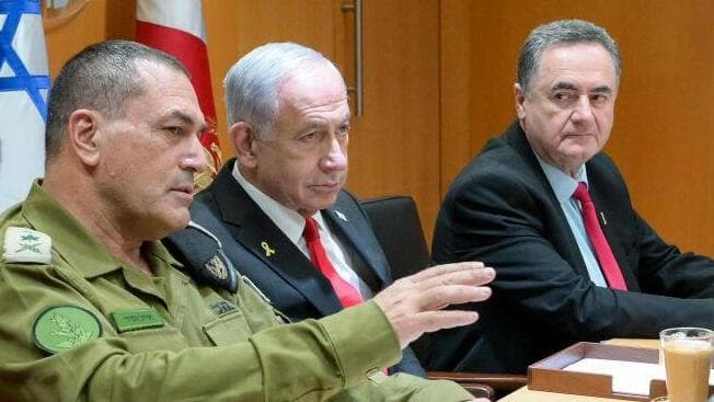 אזור הלחימה רחוק מלהיות שקט. כ"ץ, נתניהו וזמיר (צילום: מעיין טואף/ לע״מ) ראש הממשלה בנימין נתניהו ושר הביטחון ישראל כ"ץ נפגשו היום (שני) עם הרמטכ"ל, רב-אלוף אייל זמיר וחברי פורום המטה הכללי של צה"ל לסיכום מבצע "עם כלביא" נגד איראן