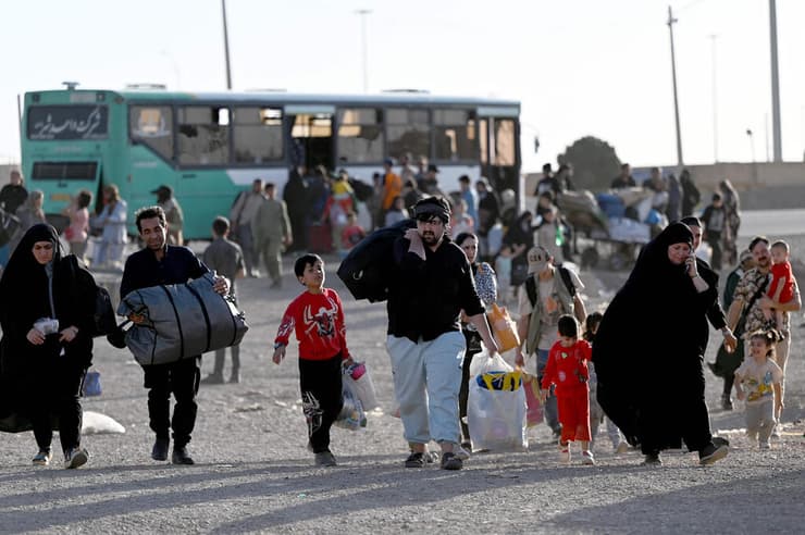 אפגנים שגורשו מ איראן ל אפגניסטן במעבר הגבול איסלאם קאלא 28 ביוני