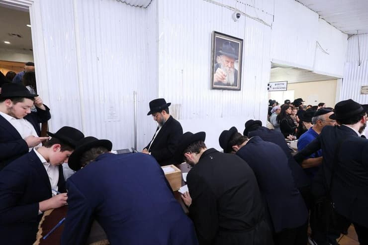 כותבים פתקים רגע לפני הכניסה למתחם