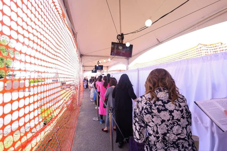 נשים ממתינות להיכנס למתחם