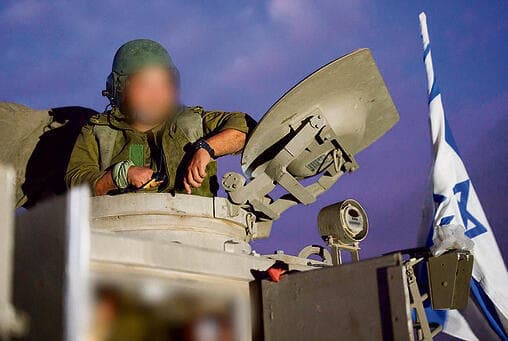 רס"ר (במיל') י' (34) מראשל"צ. "מסבירים לתלמידים שזו אחריות הדור שלנו להשלים את המשימה" yk14424933