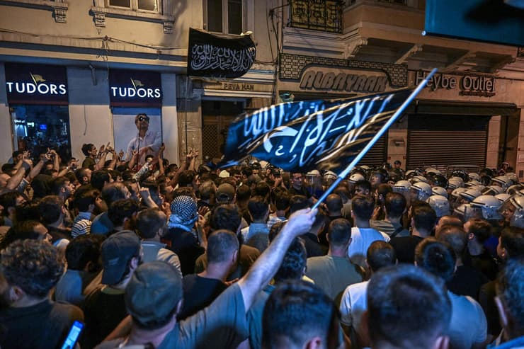 טורקיה איסטנבול מהומות קריקטורה מוחמד