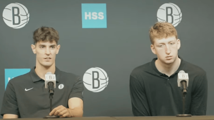 בן שרף ודני וולף מוצגים במדי ברוקלין