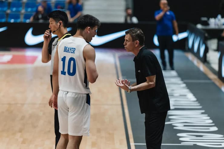 הבהיר לו שהוא מאמן בו, ושחובת ההוכחה עליו. אברהמי עם עומר מאייר (צילום: אתר פיב"א) מאמן נבחרת הנוער של ישראל שרון אברהמי עם עומר מאייר