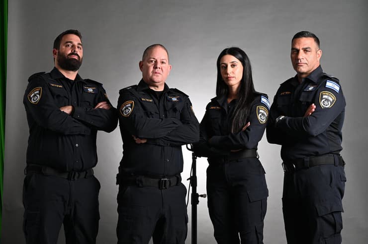 שוטרי יחידת הפרוטקשן בלהב 433, מימין לשמאל: רפ"ק רולנד קסיס, רס"ר הדר ביטון, סנ"צ ישראל חזן ורס"ר מעיין דרזנר (צילום: קובי קואנקס) שוטרי יחידת להב 433, מימין לשמאל: רפ"ק רולנד קסיס, רס"ר הדר ביטון, סנ"צ ישראל חזן ורס"ר מעיין דרזנר