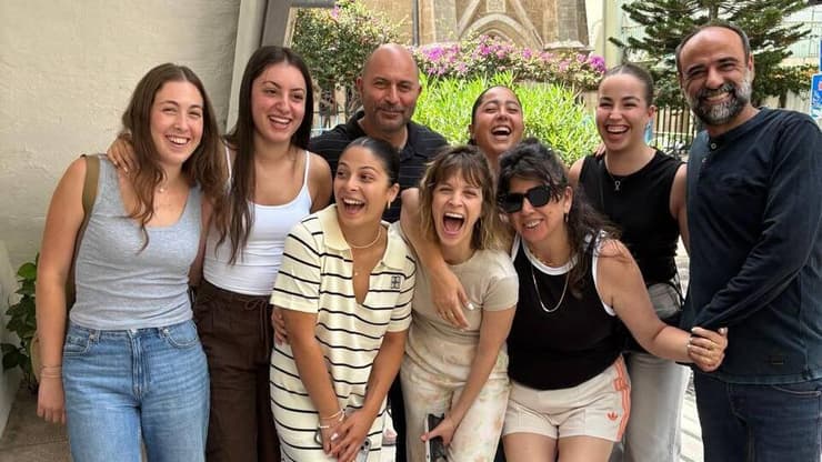 אגם ברגר, לירי אלבג, דניאלה גלבוע, קרינה אלייב ונעמה לוי עם שחקני "פאודה"