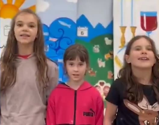 בנות בבית ספר בקייב במסר לתלמידות בבני ברק