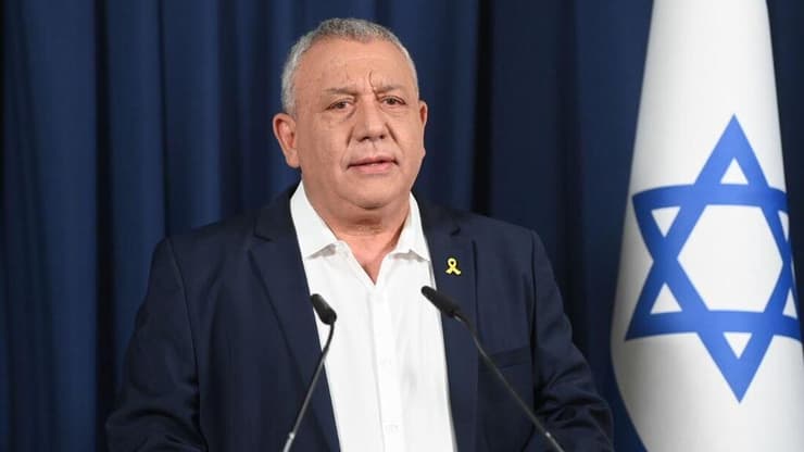 גדי איזנקוט נותן הצהרה לתקשורת טרם פרישתו