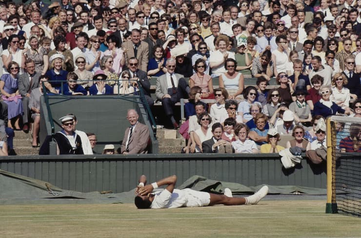 ארתור אש אחרי הניצחון על קונורס (צילום:Terry Chambers/Fox Photos/Hulton Archive/Getty Images) ארתור אש ב-1965