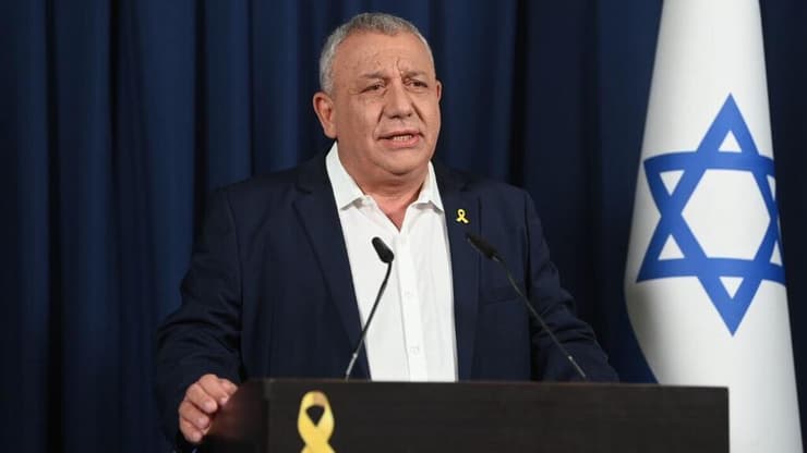 גדי איזנקוט נותן הצהרה לתקשורת טרם פרישתו