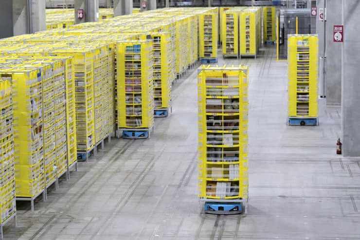 רובוטים במחסן של אמזון ביפן