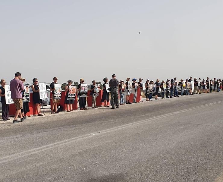 המפגינים בכניסה לבסיס תל נוף