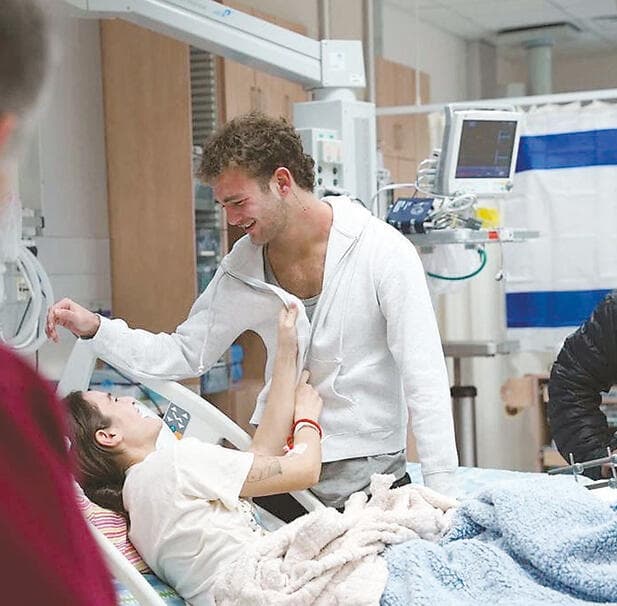 “כל הזמן חשבתי: אולי נפלה פצצה על הבית שהיו בו?" רגע האיחוד בין מיה ואיתי רגב, אחרי השחרור | צילום: דוברות בית חולים סורוקה yk14425992