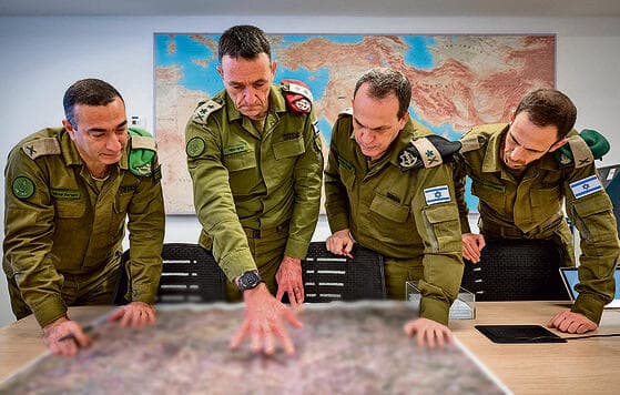 בסיוק (שני מימין) עם הרמטכ"ל | צילום: דובר צה"ל yk14426363