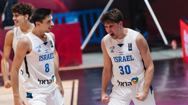 שחקן נבחרת הנוער של ישראל אורן סהר עם אביב הנקין