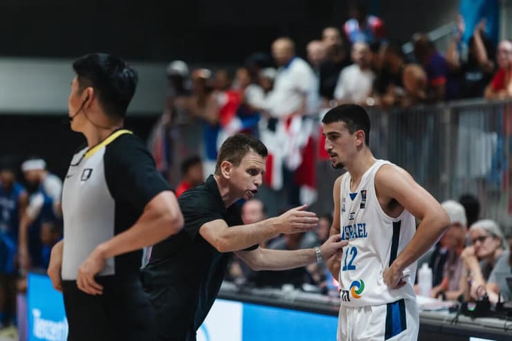 מאמן נבחרת הנוער של ישראל שרון אברהמי עם אביב הנקין