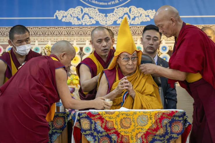 30 ביוני דלאי למה הדלאי למה טנזין גיאטסו בחגיגות לרגל יום הולדתו ה-90 שלו ב דרמסאלה הודו