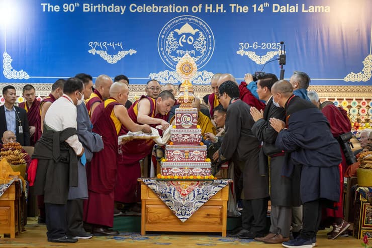 30 ביוני נזירים בודיהסטים בחגיגות בחגיגות לרגל יום הולדתו ה-90 של הדלאי למה דלאי לאמה ב דרמסאלה הודו