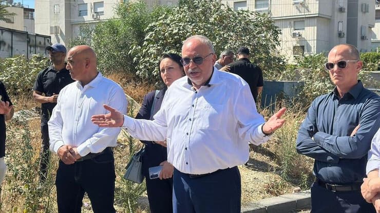 אביגדור ליברמן וסיעתו בזירת הרצח של פבל רוזוב