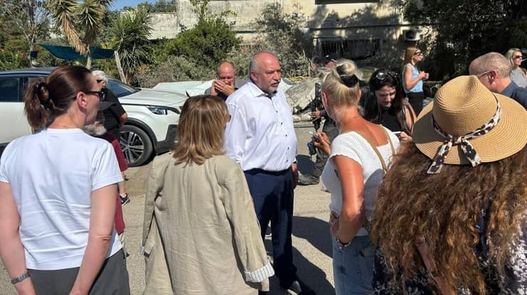 אביגדור ליברמן וסיעתו בזירת הרצח של פבל רוזוב