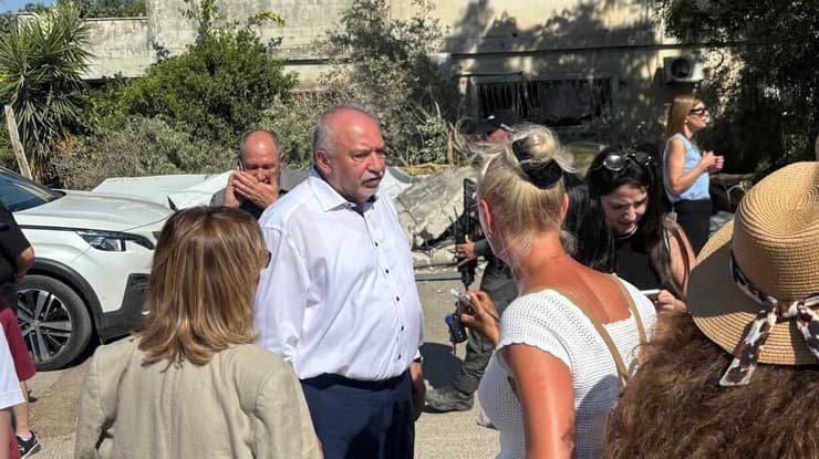 אביגדור ליברמן וסיעתו בזירת הרצח של פבל רוזוב