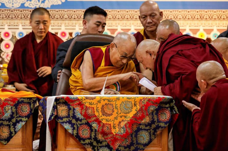 30 ביוני דלאי למה הדלאי למה טנזין גיאטסו בחגיגות לרגל יום הולדתו ה-90 שלו ב דרמסאלה הודו