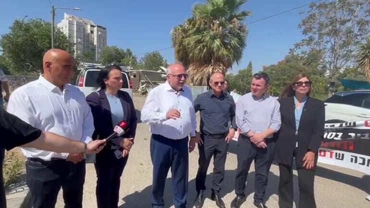 אביגדור ליברמן וסיעתו בזירת הרצח של פבל רוזוב