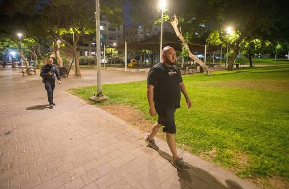 אכיפה של בני נוער שמשוטטים ברחובות בלילה