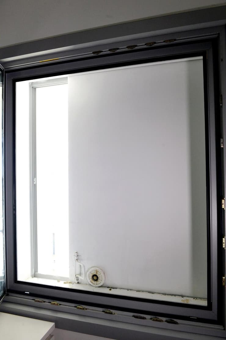 חלון ממ"ד (צילום: קובי קואנקס) חלון ממ"ד