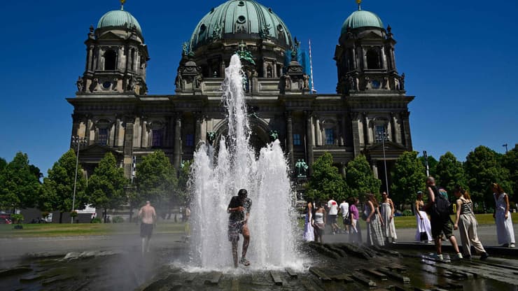 מתרעננים בברלין במזרקות (צילום: John MACDOUGALL / AFP) גל חום אירופה גרמניה ברלין אי המוזיאונים