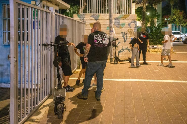 אכיפה של בני נוער שמשוטטים ברחובות בלילה