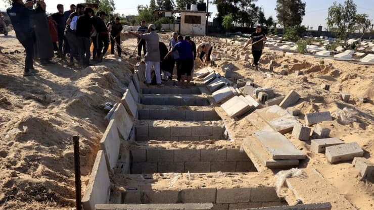 שלט שנתלה בבית החולים בחאן יונס "אין יותר קברים"