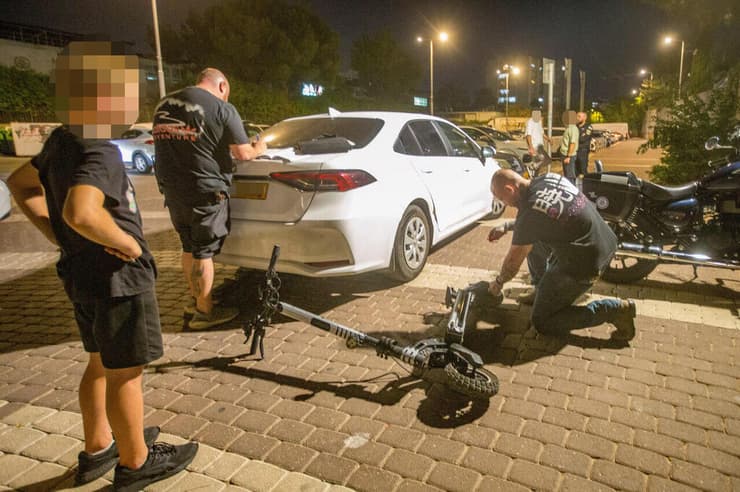 "הנערים בורחים ברגע". בן 12 נתפס עם קורקינט משופר, האוויר הוצא מהגלגלים (צילום: עידו ארז) אכיפה של בני נוער שמשוטטים ברחובות בלילה