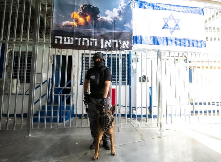 אגף המרגלים בכלא דמון. תנאים ייחודיים, שמזכירים את האגפים הביטחוניים (צילום: נחום סגל) ביקור בכלא דמון באגף המרגלים האיראנים