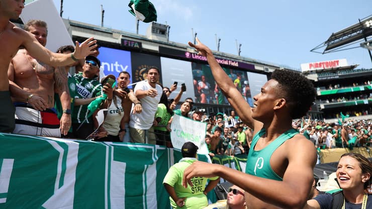 אסטבאו חוגג עם האוהדים את העלייה לרבע הגמר